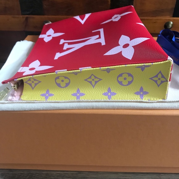 ❌SOLD❌Louis Vuitton Giant Toiletry Pouch - Picture 4 of 8